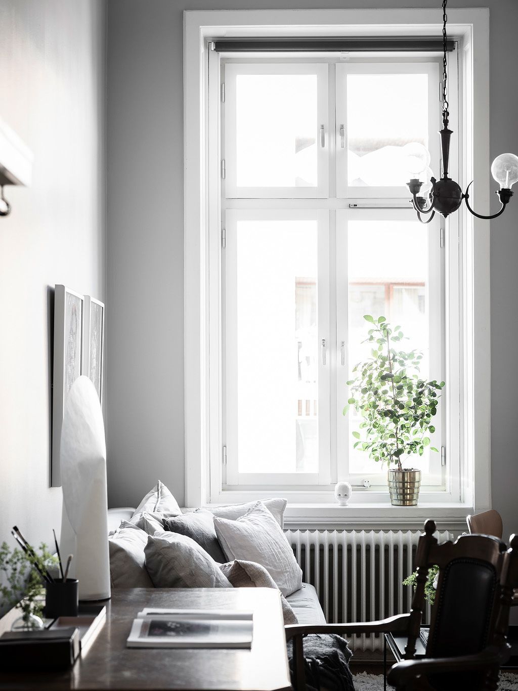 Käytävä, joka yhdistää sekä kotitoimistoon että olohuoneeseen 